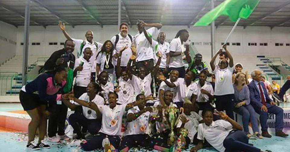 Na Tunísia, técnico Luizomar com o Quênia campeão da Liga Africana.