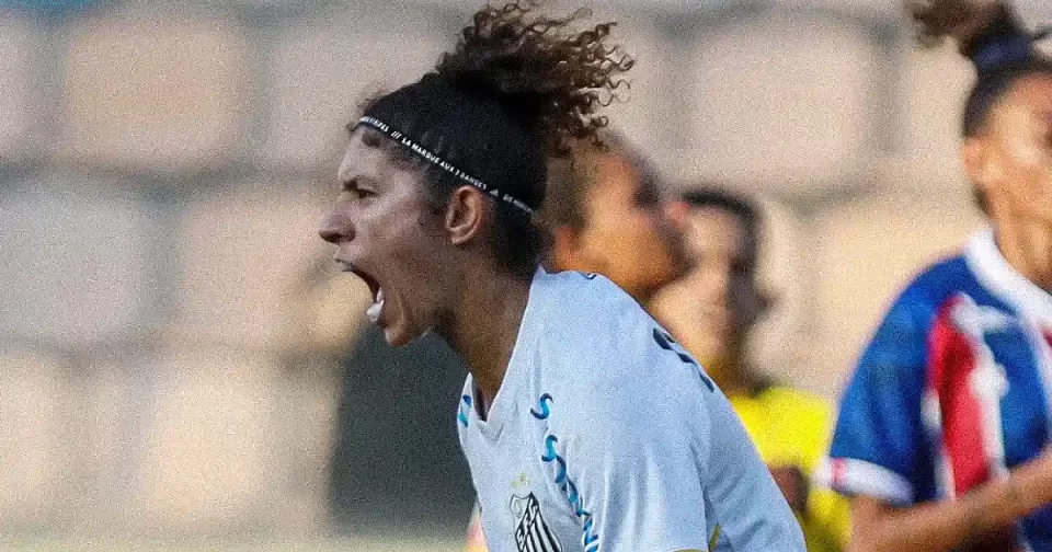 Atacante Cristiane comorando gol com o manto do Santos na Arena Barueri.