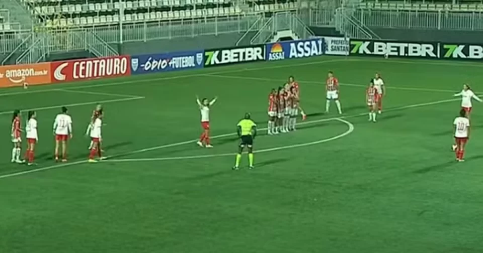 Jogadoras do Bragantino e do São Paulo param partida denunciando racismo.