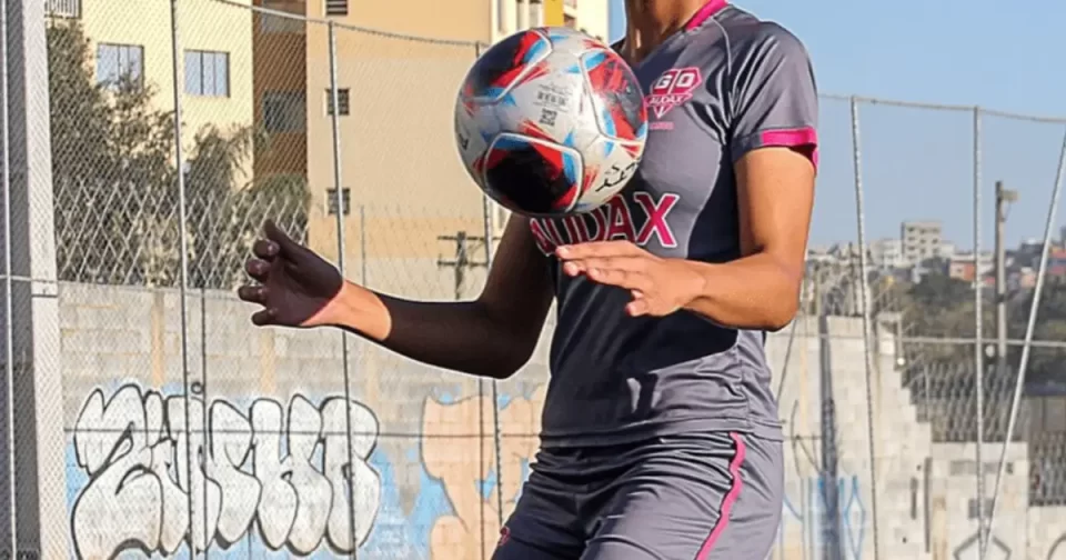 Jogadora do Audax dominando bola no peito durante treino.