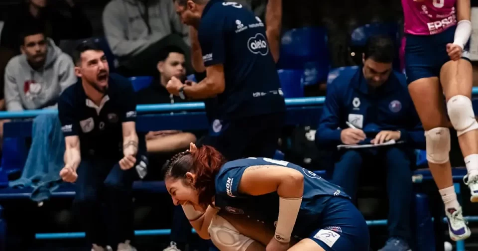 Jogadora do Epson Barueri ajoelhada em quadra, vibrando por vitória do time na Copa SP Vôlei Feminino.