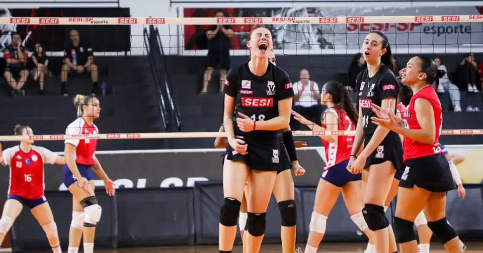 Jogadoras de vôlei sub 21 do Sesi Bauru festejam classificação às semifinais da Copa São Paulo.