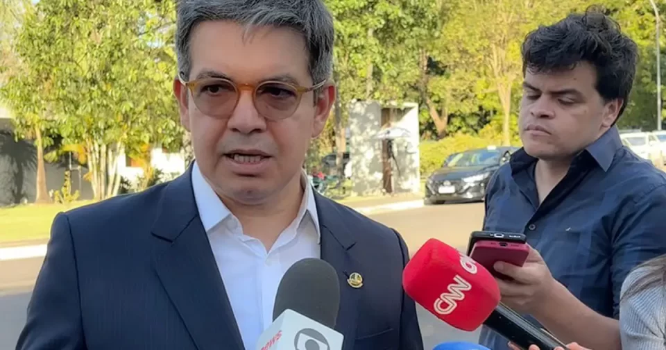 Senador fala à imprensa sobre aumento na conta de luz
