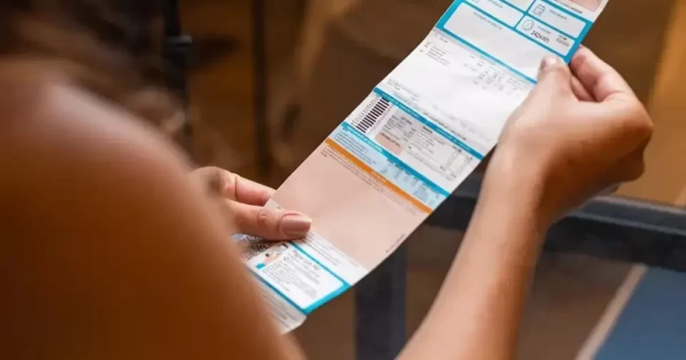 Conta de luz sendo exibida por uma consumidora.