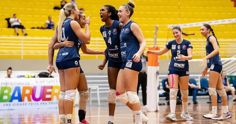Jogadoras de Barueri comemorando vitória na Copa São Paulo de Vôlei Feminino Sub 21.