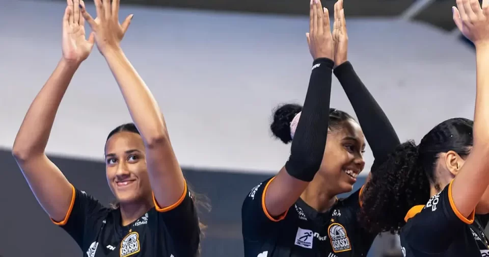 Jogadoras de Osasco aplaudem torcida após vitória pela Copa SP de Vôlei Feminino.