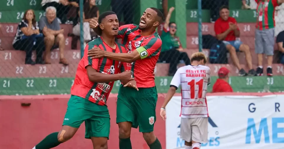Jogadores da Portuguesa Santista comemoram gol contra o Oeste Barueri durante partida da Copa Paulista.