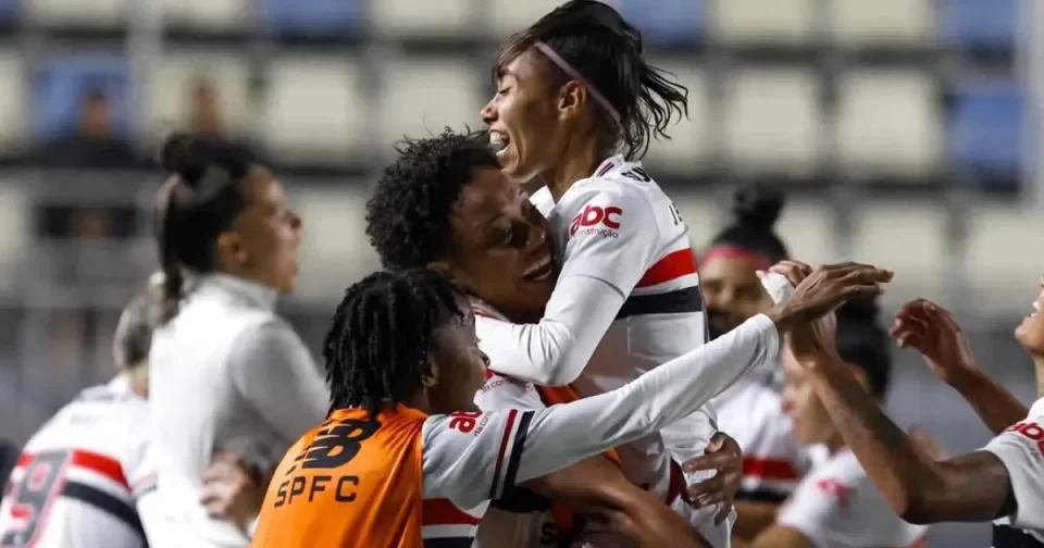 Jogadoras do São Paulo comemoram vitória no Paulistão Feminino.