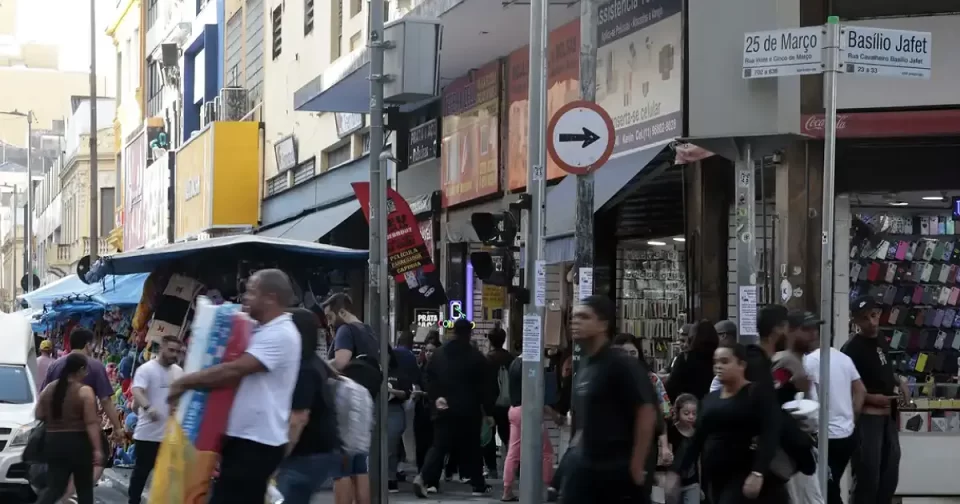 Rua 25 de Março, marco tradicional do comércio brasileiro em São Paulo.