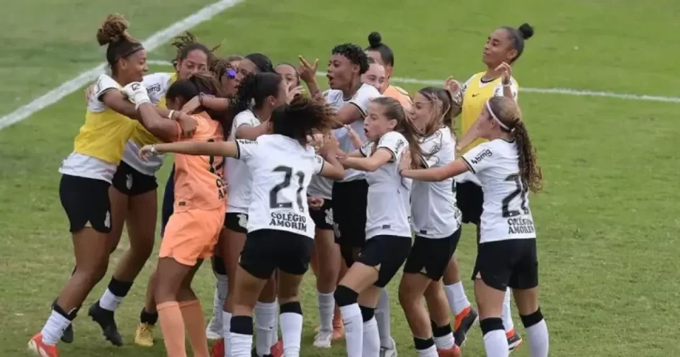 Sub 15 feminino do Corinthians encaminha classificação às semifinais do Pauista.