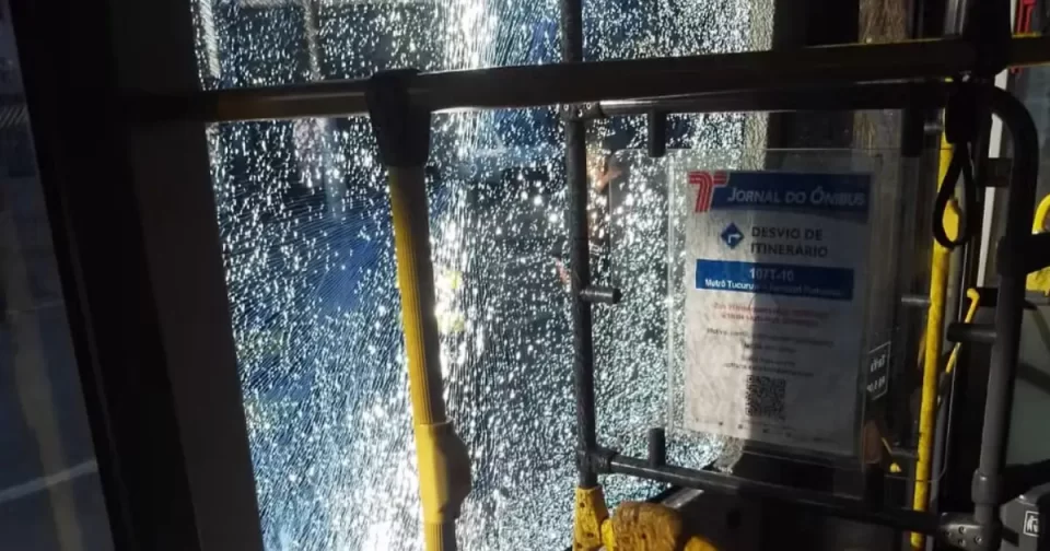 São Paulo sob onda de ataques a ônibus.