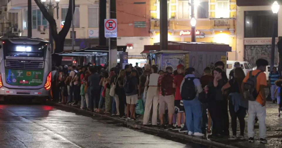 São Paulo conta 32 ataques a ônibus num dia.