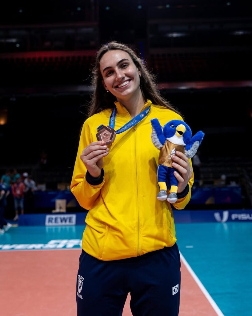 Central Larissa Besen é do Osasco Vôlei e foi bronze com o Brasil 21 no Games Summer.