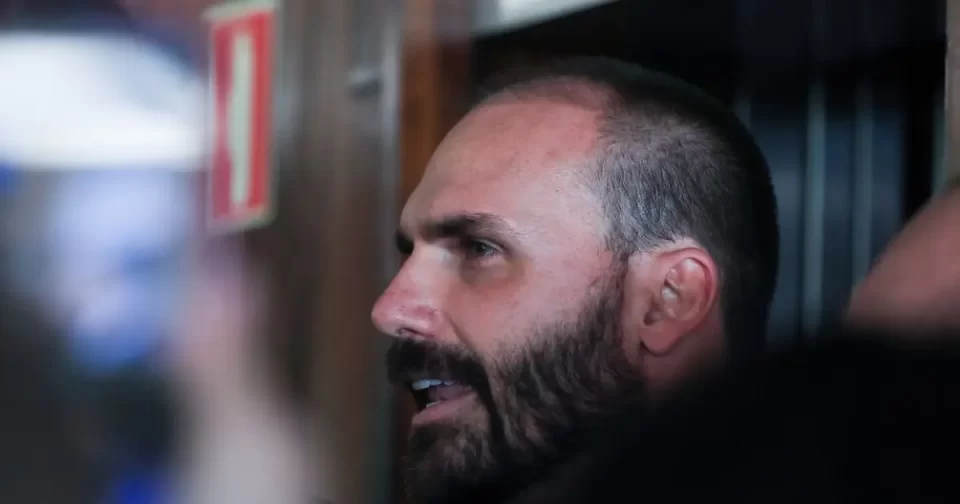 Deputado Bolsonaro tem contas bancárias e bens bloqueados pelo STF.