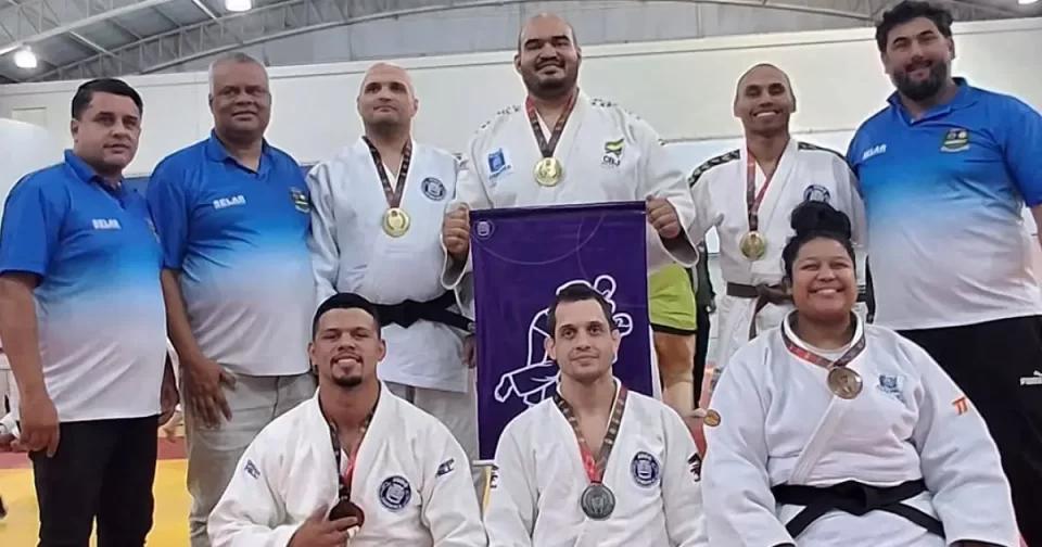 Equipe de judo de Jandira com medalhas nos Jogos Regionais de São Bernardo.