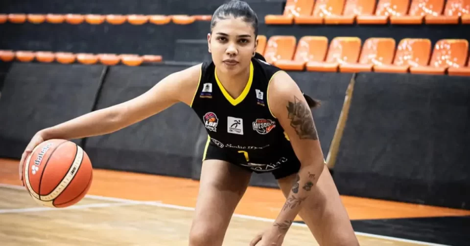 Ala Letícia Prudente defende o Sodiê Mesquita na Liga de Basqeute Feminino.