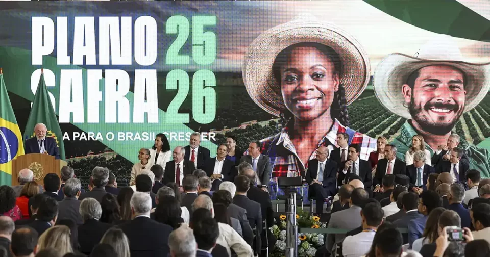 Pessoas reunidas em evento do agronegócio: lançamento do Plano Safra.
