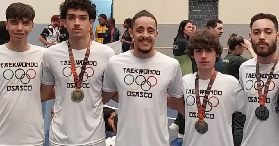 Equipe masculina de taekwondo de Osasco durante os Jogos Regionais de São Bernardo.