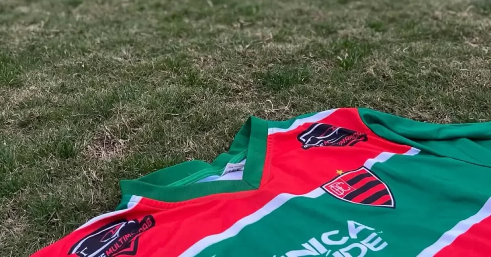 Camisa do Oeste Barueri na Copa Paulista com as cores da bandeira de Osasco: verde, vermelha e branca.