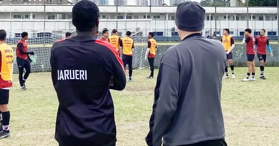 Equipe sub 20 de Barueri treinando para jogo do Campeonato Paulista.