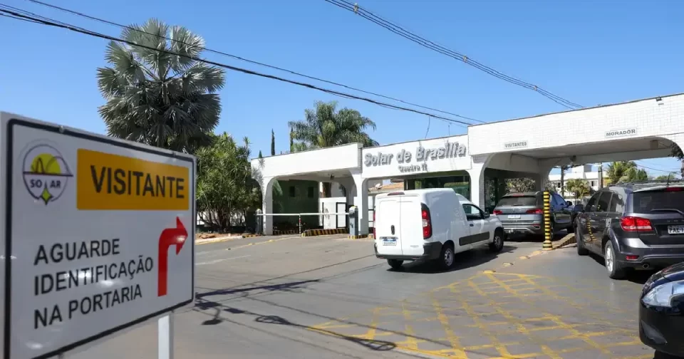 Polícia Federal aperta cerco no condomínio onde mora Jair Bolsonaro.