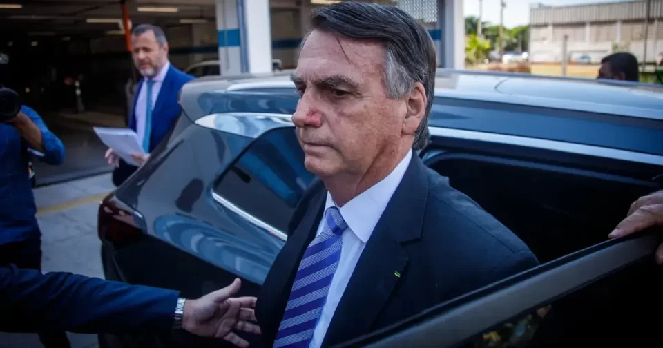 Ex-presidente Jair Bolsonaro tem prisão domiciliar decretada pelo STF.