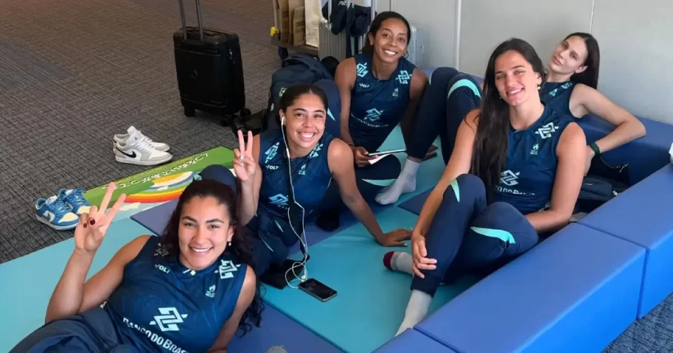 Seleção Brasileira deixa o Japão rumo à Tailândia, palco do Mundial de Vôlei Feminino.
