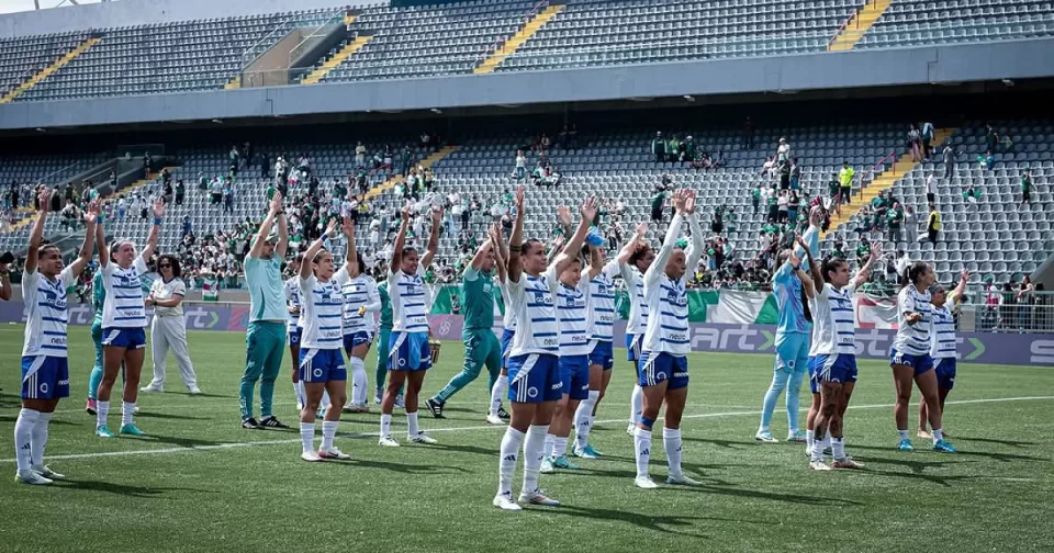 Cruzeiro sobra na semifinal 1 do Brasileirão Feminino, faz 3 a 1 no Palmeiras em Barueri e decide vaga à final em casa.