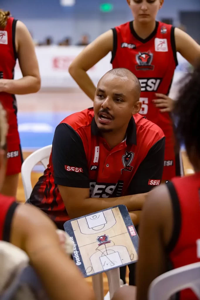 Técnico Fábio Appolinário, do Sesi Araraquara na LBF.