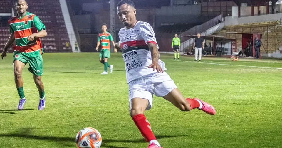 Portuguesa Santista abre 1 a 0 sobre o Oeste Barueri, jogo de ida das oivatas de final da Copa Paulista.