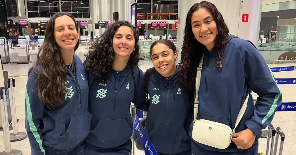 Seleção Brasileira sai de Barueri para aclimatação no Japão, de onde parte para o Mundial da Tailândia.