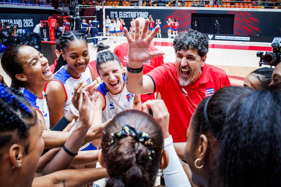 Técnico Luizomar Moura despede-se do Mundial de Vôlei Feminino festejando vitória de Cuba.