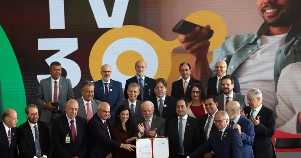 Presidente Lula assina decreto para TV 3.0, aberta e gratuita com acesso à internet.