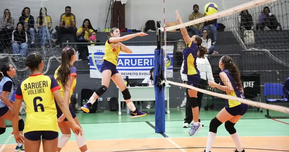 As bases do vôlei feminino paulista fazem a temporada estadual e Barueri compete em todas categorias.