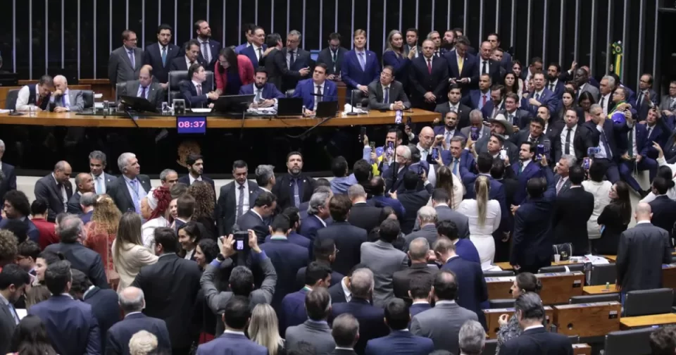 Câmara dos Deputados aprova urgência a projeto de lei sobre anistia aos atos de 8 de janeiro de 2023.