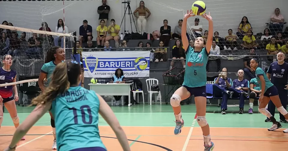 Equipe sub 15 de Barueri no Campeonato Estadual de Vôlei Feminino.