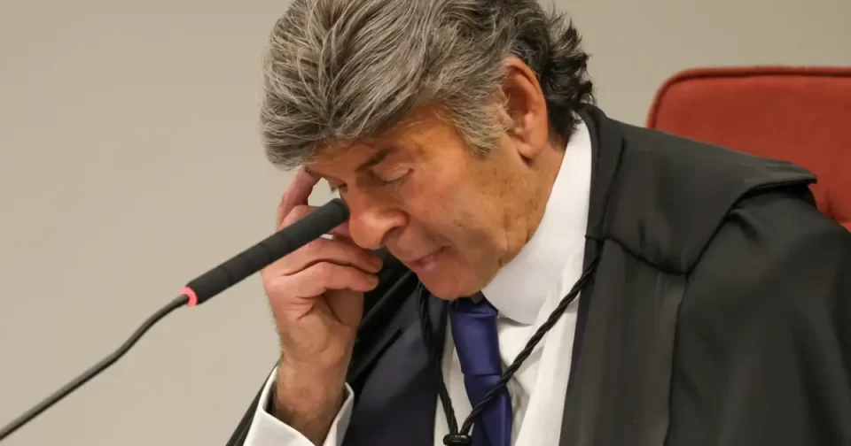 Ministro Fux vai contra Moraes ao não ver trama golpista no julgamento de Bolsonaro e mais sete réus.