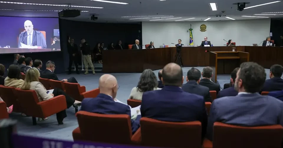 STF retoma julgamento da trama golpista que pode ser condenada a mais de 30 anos de prisão.