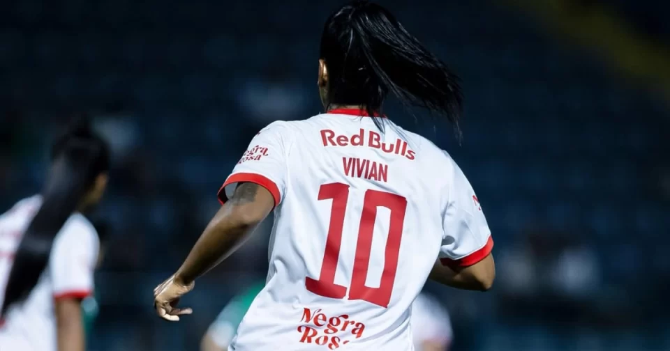 A meia Vivian Cardoso é nativa de Osasco e veste a camisa 10 do Bragantino.