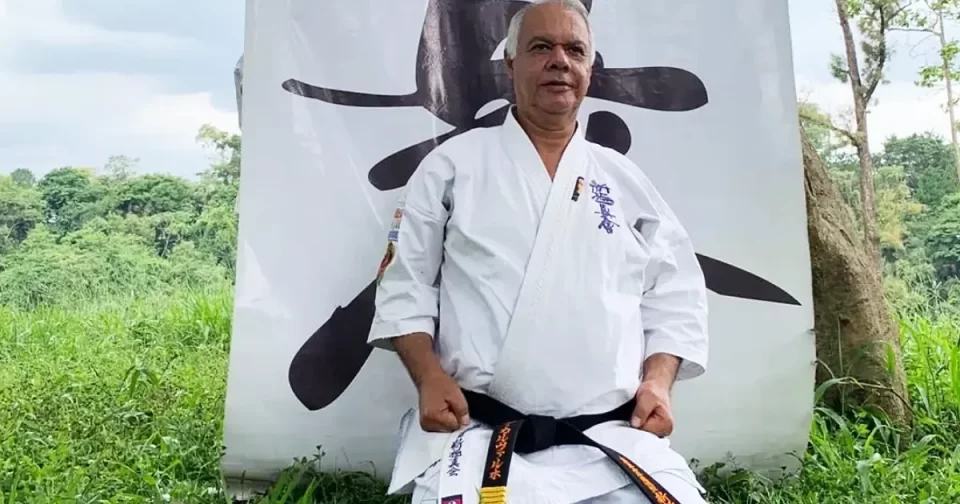 Mestre Denivaldo Carvalho completa 50 anos de karate e celebra a jornada com campeonatos em Barueri.