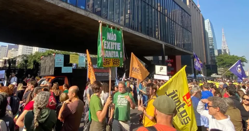 Ambientalistas condenam Congresso Nacional por derrubar vetos do governo à lei ambiental.