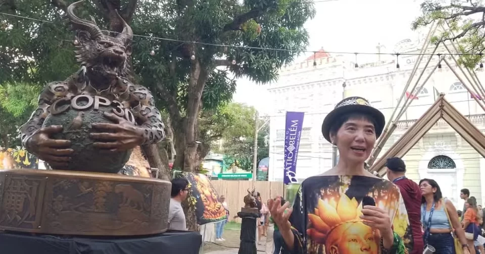 Escultora chinesa Huáng Jiàn entrega a peça Dragrão-Onça à COP30 em Belém.