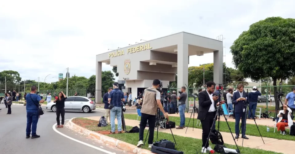 Ex-presidente Jair Bolsonaro está preso na Sala de Estado da Polícia Federal em Brasília.