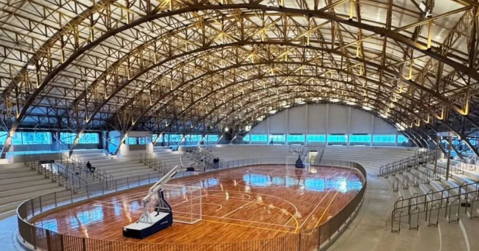 Ainda que pequeno para um Mundial de Clubes de Vôlei, o ginásio do Pacaembu é o único disponível para a Federação Internacional.