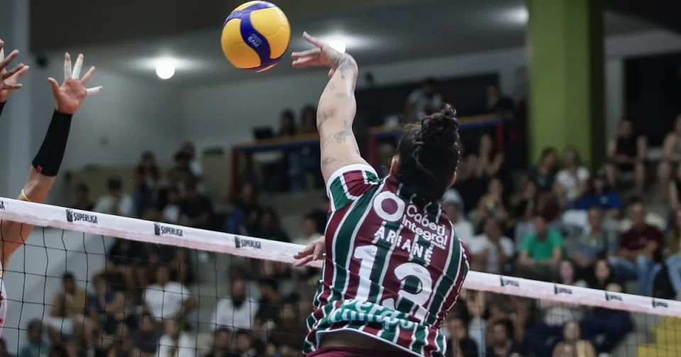 Maior pontuadora da última Superliga, a oposto Ariane já lidera a temporada.