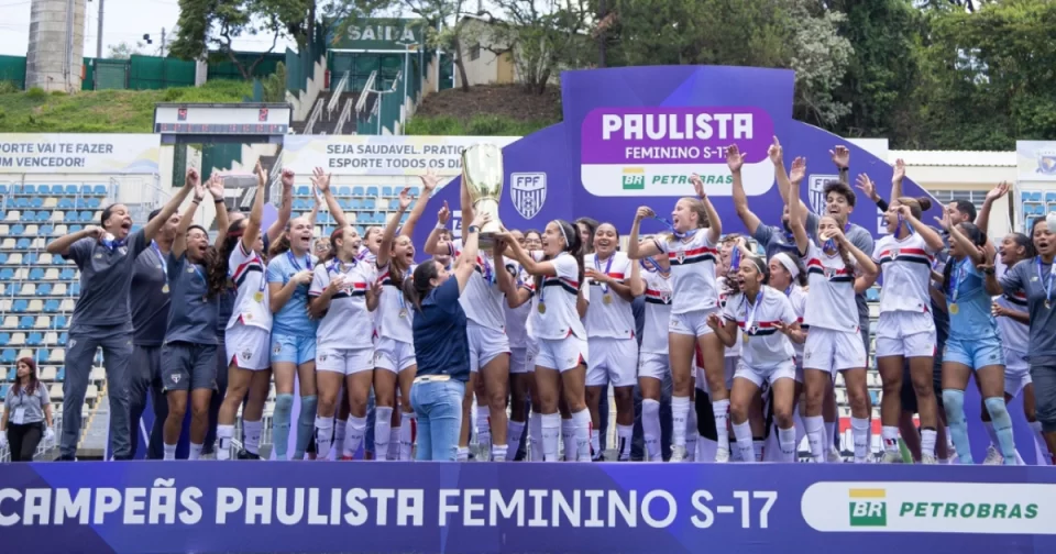 São Paulo é campeão do Paulista Feminino Sub 17 - depois do empate no tempor normal por 2 a 2 contra o Corinthians, título decidido nas penalidades em Santana de Parnaíba.