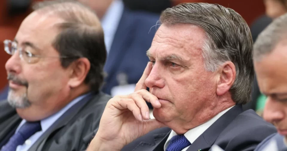 STF rejeita recursos e mantém condenação do ex-presidente Bolsonaro.