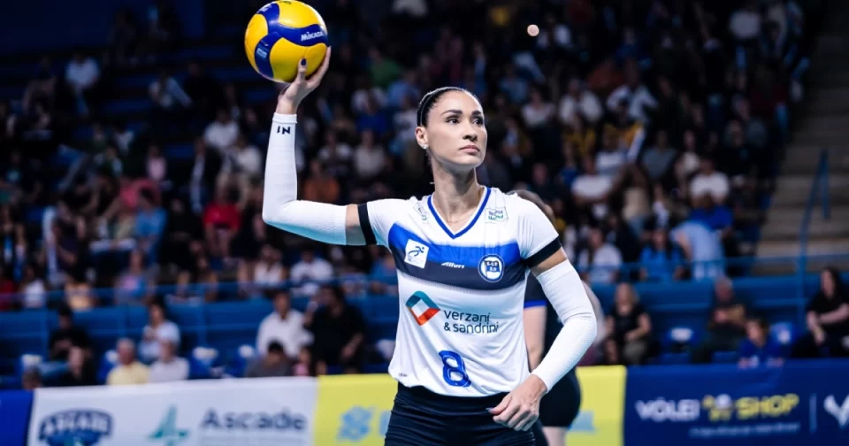 Agora líbero no retorno ao vôlei pelo Pinheiros na Superliga B, a bicampeã olímpica Jaque estreia com cabeça perigosa.