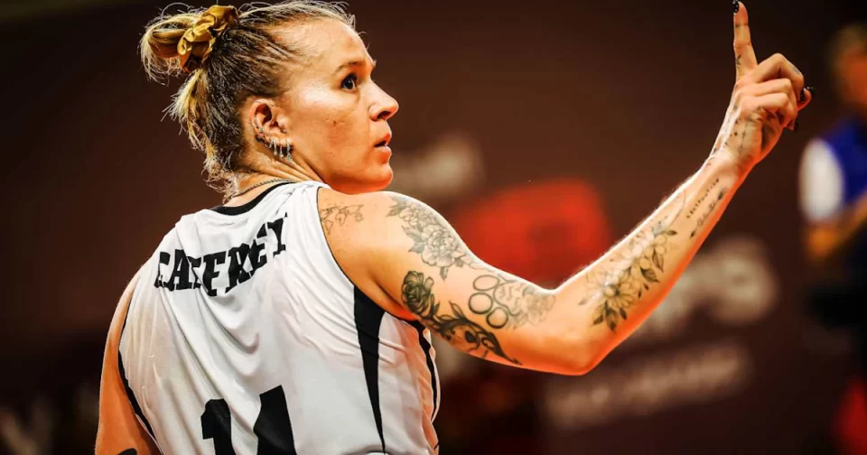 O Praia que tem a ponteira americana Caffrey como principal mão, recebe o Dogão Osasco pela Superliga, carrasco do bronze no Mundial de Clubes.