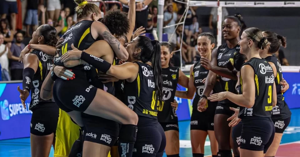 Após perder o bronze no Mundial de Clubes, Praia se reencontra com o carrasco Osasco e dá o troco na 10ª rodada da Superliga com três sets diretos.